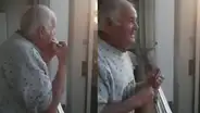 Anciano con alzheimer cree que los aplausos en balcones son para él y toca la armónica para los vecinos