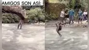 Hace canopy con sus amigos, pero ellos le mueven la cuerda y provocan que se moje