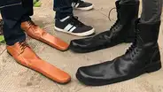 Tienda fabrica zapatos talla 75 para ayudar a mantener el distanciamiento social [FOTOS]