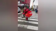 Artista callejero es aplaudido en TikTok tras hacer divertido baile al ritmo de huaylas [VIDEO]