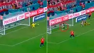 Perú vs Chile: tras gran parada de Gallese, Advíncula despejó en la línea del arco [VIDEO]