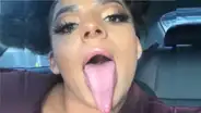 Su lengua mide 16 cm y gana $ 300 millones al año por mostrarla en Instagram