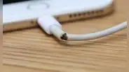 ¿Por qué el cable de tu cargador se pela con el tiempo y qué riesgos corres al usar uno roto?