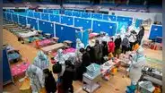 Hospital construido en 10 días en China celebra el alta de su último paciente de coronavirus [VIDEO]