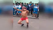Joven se disfraza como Ricardo Milos e hipnotiza a todos con sus ‘sexys’ pasos de baile [VIDEO]