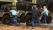 Facebook: captan a dos ancianos haciendo de todo para poder subir a una camioneta [VIDEO] 