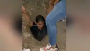 Joven arriesga su vida para rescatar a unos cachorros que estaban atrapados en un agujero [VIDEO]