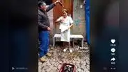 Padres celebran graduación de su hija enfermera bañándola con cerveza