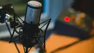 Podcasts vs. radio: similitudes, diferencias y cuál es el preferido por los jóvenes