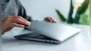 ¿Qué pasa si cierras la tapa de tu laptop sin que se apague por completo?