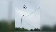 YouTube: trágico final de hombre que trepó por cable de alta tensión y cayó al vacío [VIDEO]