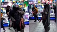 “God of war”: ‘Kratos peruano’ se pasea por Polvos Azules y sorprende al bailar reggaetón