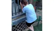 YouTube viral: Chica carga a su enorme criatura y esta le orina encima [VIDEO]