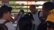 Pasajeros de bus capturan a sujeto que se masturbaba detrás de una joven [VIDEO]
