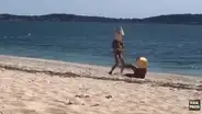 Se disfrazan de boyas para que nadie los vea sumergiéndose en mar en plena cuarentena [VIDEO]