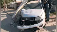 Mujer en estado de ebriedad choca su auto, arrastra 3 postes, causa corte de luz y la asaltan