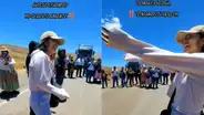 Yarita Lizeth canta para manifestantes que bloquean vías en la región Puno