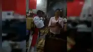 Facebook viral: sacerdote causa furor con insólita técnica para echar agua bendita