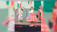 Facebook viral: niña comete terrible 'blooper' en plena actuación escolar [VIDEO]