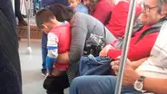 Facebook Viral: Opiniones divididas tras ver como un mujer hacía orinar dentro de botella a su bebé en el tren [FOTO] 