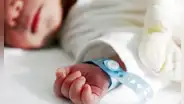 Bebé es hallado con hipotermia junto a su padre en estado de ebriedad