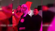 Carlos Tubino felicita a chica que usa disfraz referente a su incidente con un cono [FOTOS]