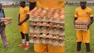 Lo eligieron como el mejor jugador del partido y le regalaron huevos de premio