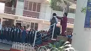 Estudiante llega a su escuela con pelo demasiado largo y directora lo rapa frente a todos [VIDEO]