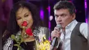 Eva Ayllón besa a Óscar López Arias y él termina en shock de la impresión: “¡Qué fue, mano!”