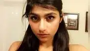 Mia Khalifa juega en Facebook una broma a sus fans con un Ferrari y café