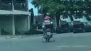 No sabía manejar moto, le coloca ‘rueditas’ traseras y deja a todos sorprendidos [VIDEO]