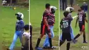 Mujer ingresa a cancha de fútbol para sacar a joven que estaba disputando un partido