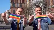 Polonia: pareja gay fabrica tapabocas con los colores de la comunidad LGTB [VIDEO] 
