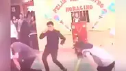 Alumno se olvida de coreografía y se pone a bailar al estilo ’Fortnite’ en actuación escolar [VIDEO]