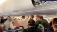 Finge tener coronavirus en un avión y es agarrado a golpes por los pasajeros 