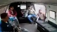Captan el momento en el que pasajeros golpean a sujeto que intentó asaltarlos en una combi en México [VIDEO]