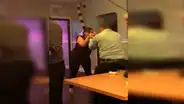 Pareja asombra a invitados de una fiesta con singulares pasos de baile al ritmo de bachata [VIDEO]