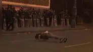 Cercado de Lima: joven hace ejercicio frente a policías tras protestas