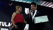 Alumno de la UCV le pide matrimonio a su novia durante ceremonia de graduación [VIDEO]