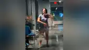 Facebook viral: mujer recibe terrible karma al llegar tarde a su trabajo [VIDEO]