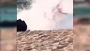 Facebook viral: mujer presume sexy pose frente a la playa, pero enorme ola la hunde [VIDEO] 