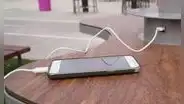 ¿Por qué no es recomendable que cargues la batería de tu teléfono en los puertos USB públicos?