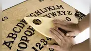 Ouija: ¿cómo el tablero que ‘contacta espíritus’ se volvió en juguete para niños de 8 años?