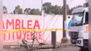 VES: poste cae tras violento impacto de transporte público