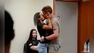 Mujer besa a su expareja durante una audiencia e intenta retomar relación, a pesar que quiso matarla
