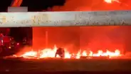 Bombero escapa de incendio tras caerle parte de un techo en llamas [VIDEO]