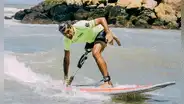Perdió la pierna por tumor, pero aprendió surf a los 60 años y ahora anhela ir al Mundial