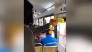Conductor peruano utiliza pollo de hule para reemplazar el timbre malogrado de su vehículo [VIDEO]