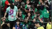 La inusual imagen de todos los fotógrafos intentando captar a Cristiano en el banco de suplentes