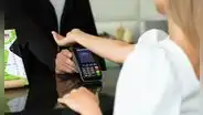 El microchip implantado bajo la piel que te permite pagar con la mano